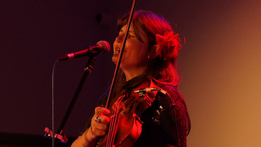 Sharon Lazibyrd playing violin and singing.